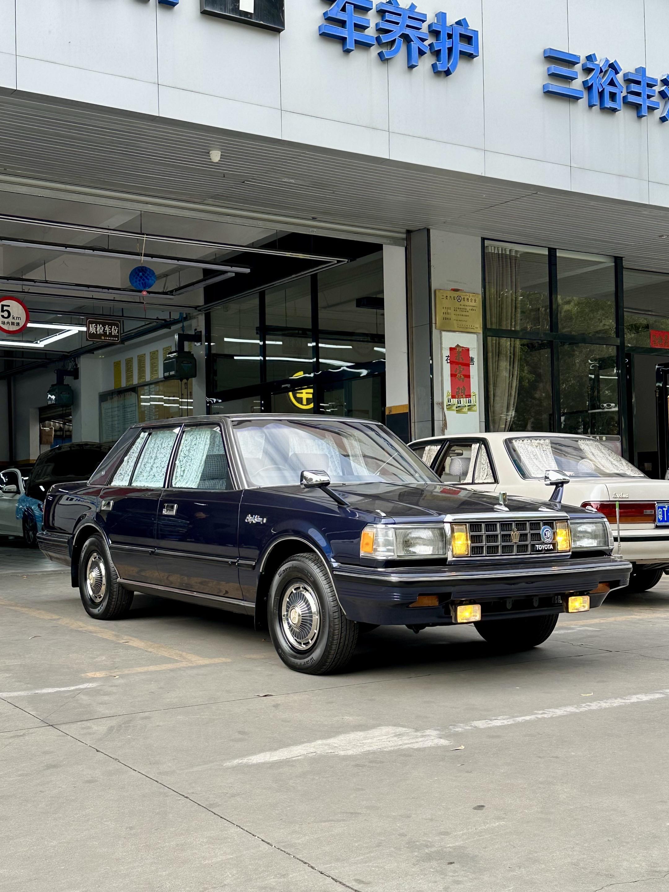 1985年丰田皇冠MS125。蓝外蓝内过于美丽……