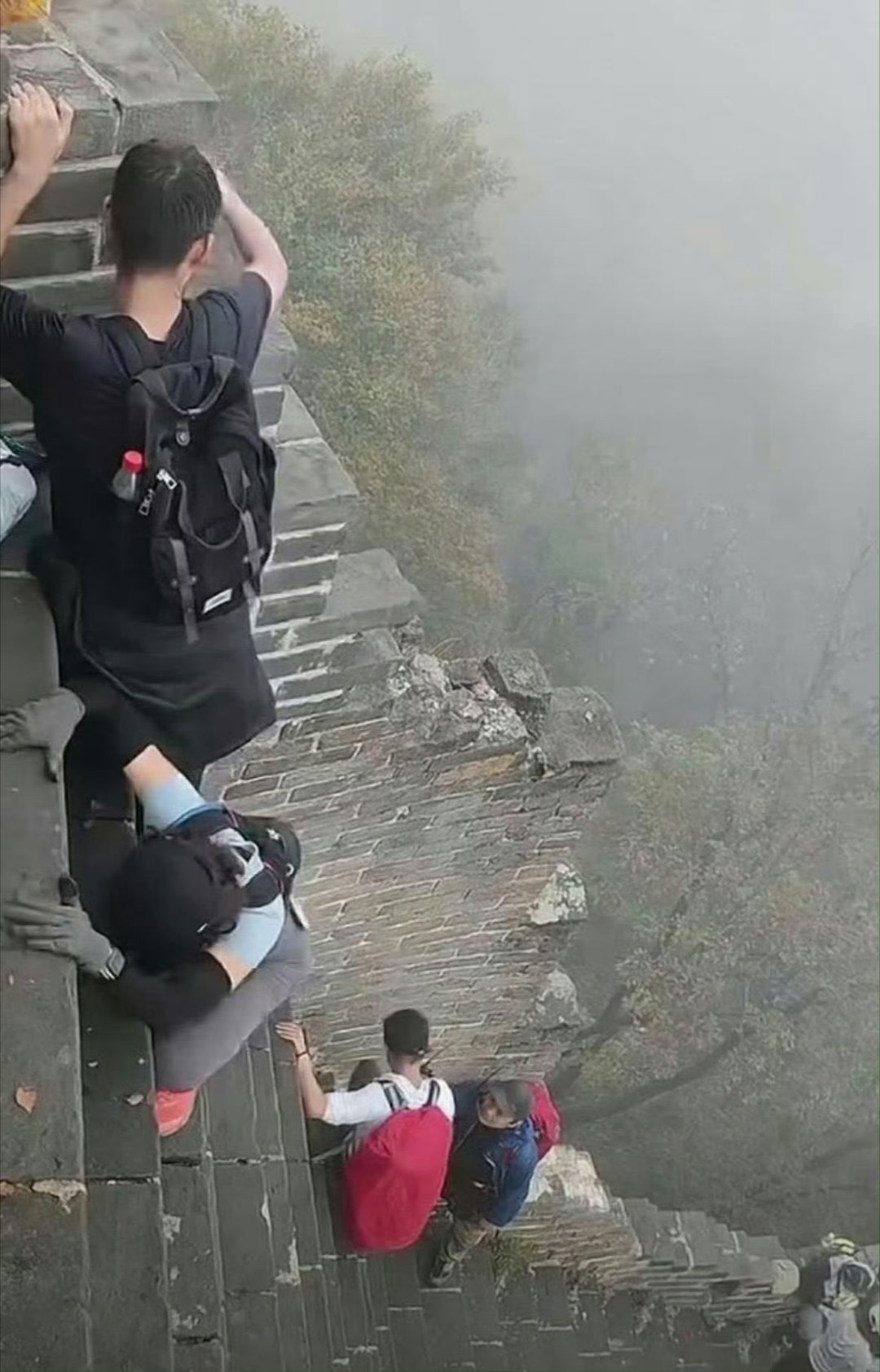 这算是极限挑战了吧 看得我腿都发软 