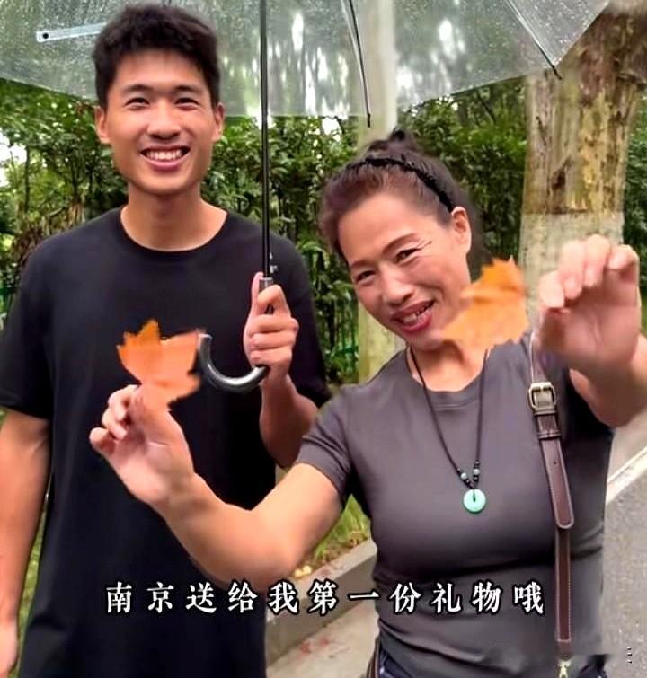 刘海军带老妈跑南京去玩，这话谁信啊。
南京有啥好玩的，这季节热得跟蒸笼似的。
