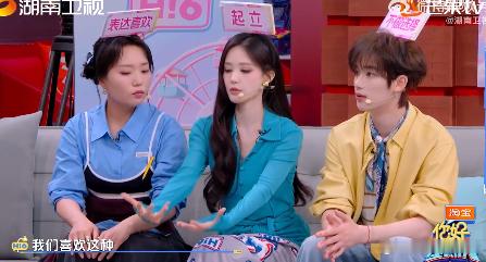 李现趴在地上给李一桐拍照你好星期六 游戏环节还能顺手服务，李现趴地上拍照，这波操