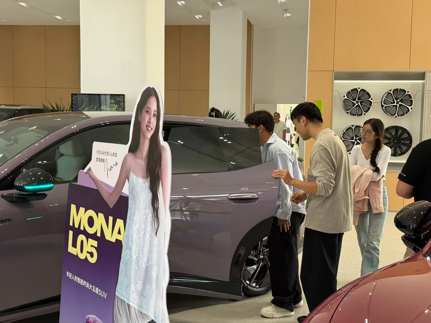 大周末的，小鹏门店不少年轻人看MONA L05，甚至试驾都排到了深夜。看来，这款