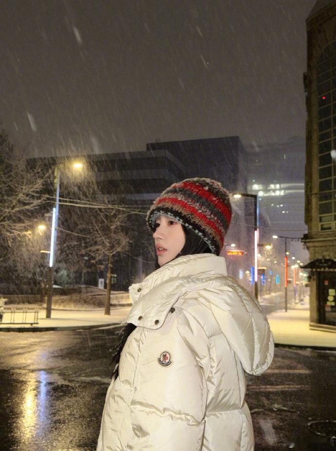 鞠婧祎雪地神图时隔几年，鞠婧祎还是雪地出图的神！！！想做鞠婧祎手里的雪玫瑰能不能