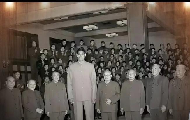 这张照片拍摄于1978年，中央主要领导同志接见第八届亚运会体育代表团的珍贵照片。