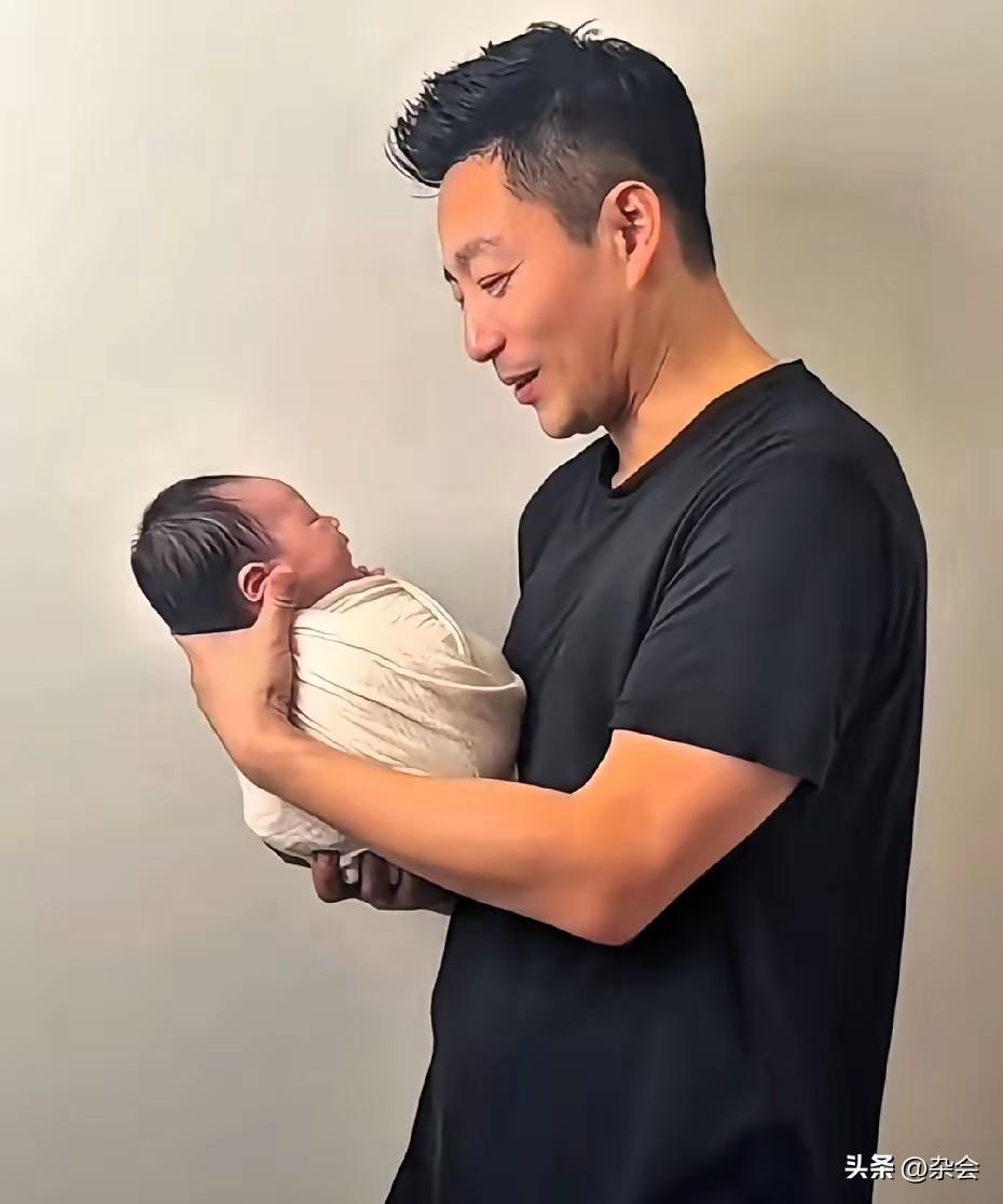 小汪宝满月啦！
侧脸神似爸爸小菲，长得白嫩又胖嘟嘟，太招人稀罕了！小菲这抱娃姿势