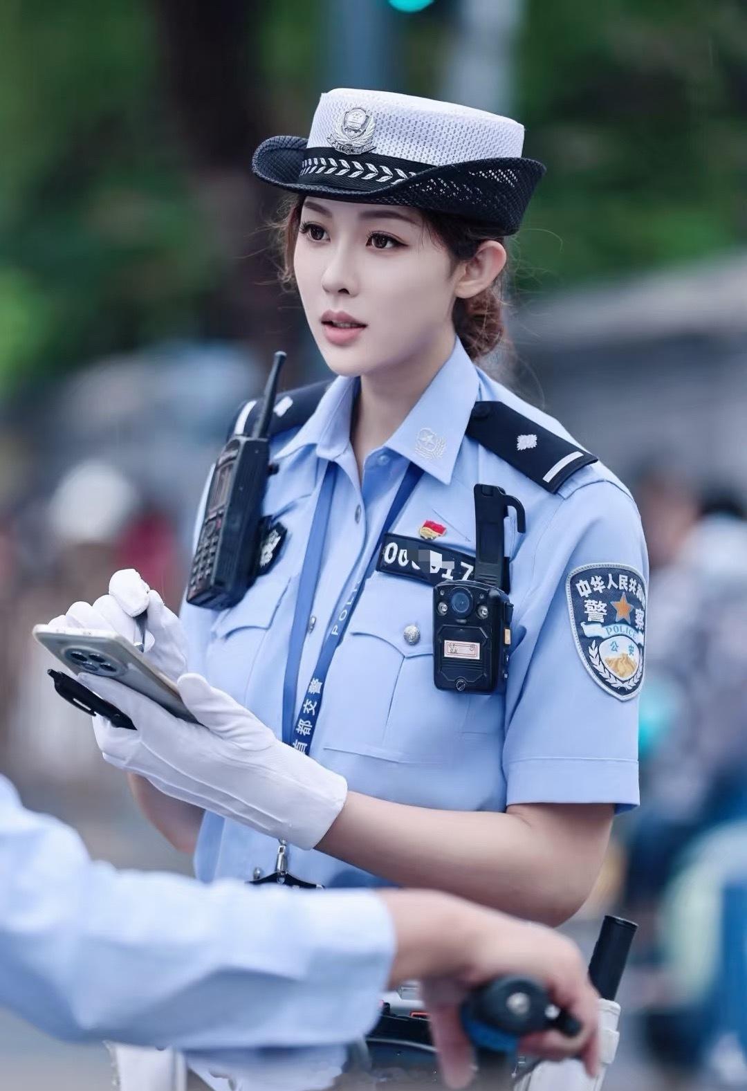 首都交警续集，确实很美，听说是在鼓楼附近执勤。遵纪守法，从我做起[加油] ​​​