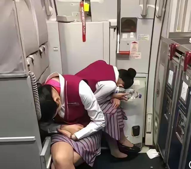 [太阳]空姐月薪过万？真没吹牛，但钱是拿命换的。飞不满80小时，工资立马掉到七千