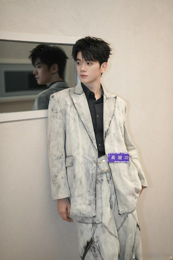 高旭借过一下有李白醉酒那味了高旭这唱功太绝了！《借过一下》融入李白醉酒的微醺感，