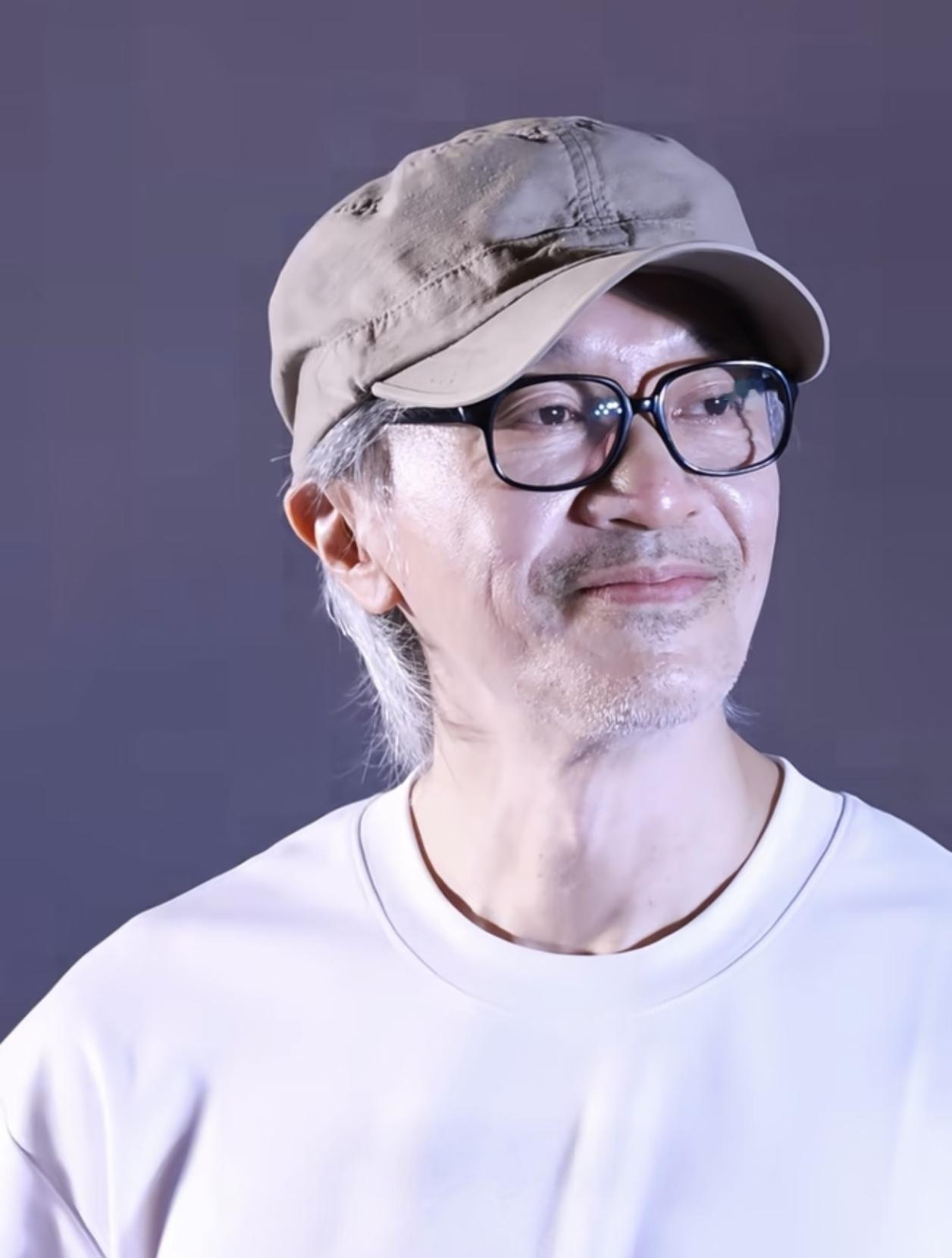 其实喜欢周星驰的人都知道，
他戴口罩并不是因为耍大牌，
而是因为周星驰骨子里的低
