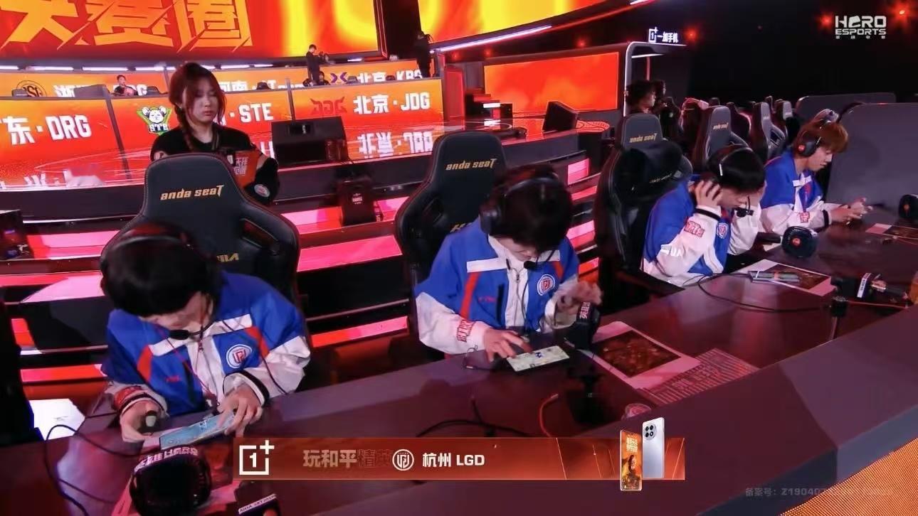 LGD春季赛第三周首鸡春季赛第三周，LGD于海岛地图斩获首鸡，单局狂揽20分。派
