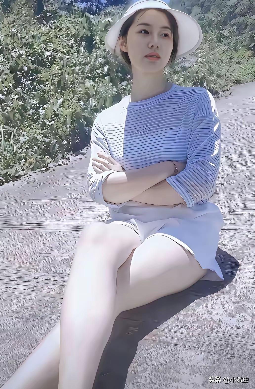 我告诉你，什么叫白皮肤。
此女就算一个礼拜没冲凉，也白过99.9的女性，皮肤白是