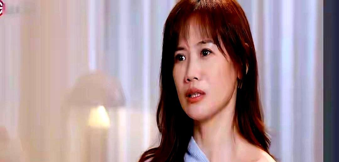 48岁，她被全网痛骂“女海王”。
 
节目里，她理直气壮地同时约会几位男嘉宾。弹