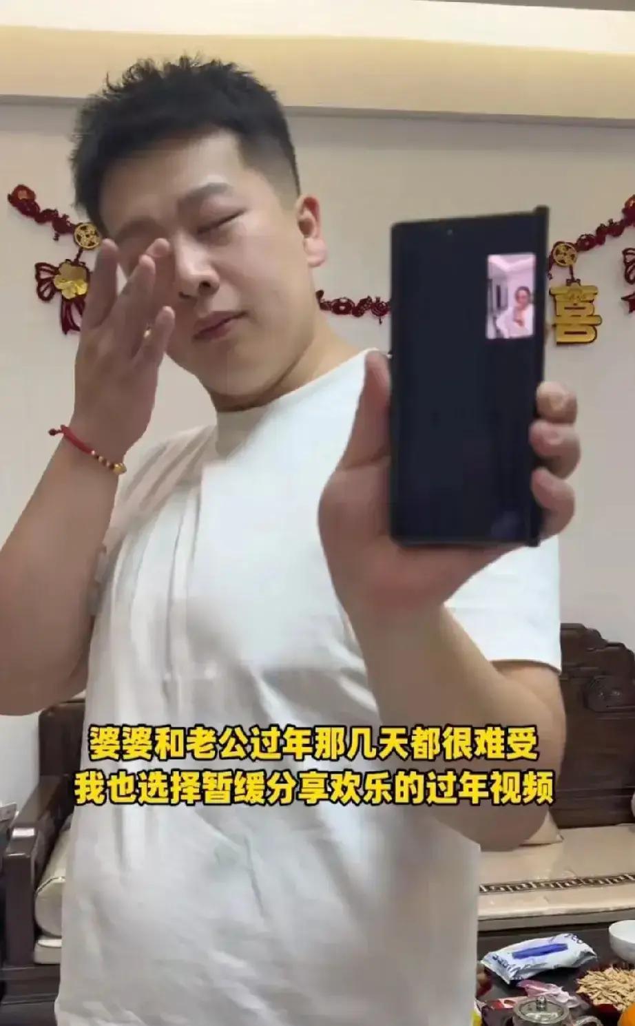 年夜饭刚摆上桌，姥姥突然倒了下去。
屋外鞭炮炸得震天响，屋里静得能听见心电图拉平