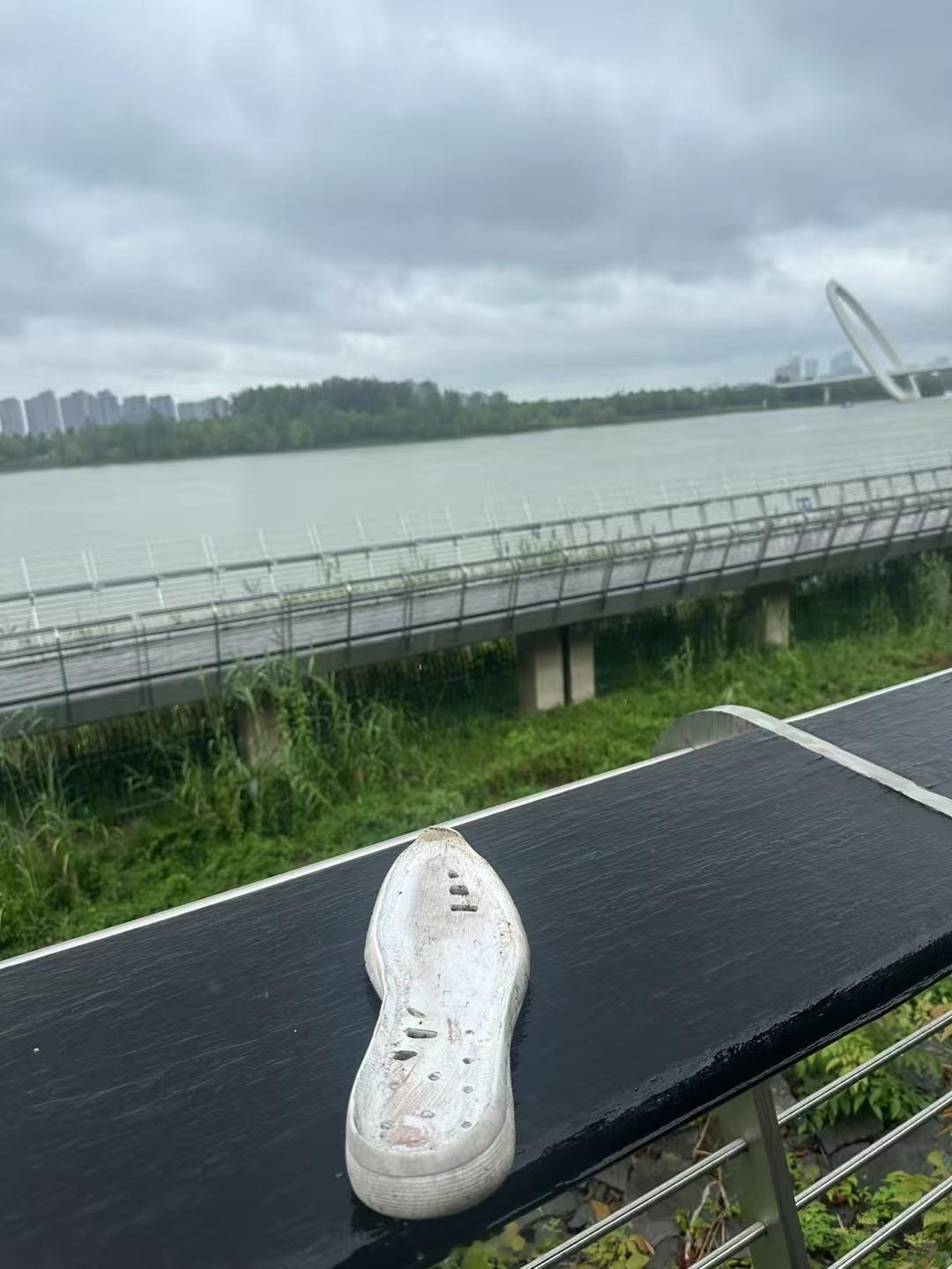 走路把鞋底走掉了是一种什么体验？？[笑cry] ​​​