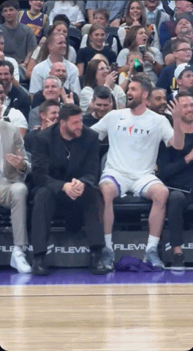 球迷大喊：换乐福上场！
乐福：主教练在这儿，从他喊~
哈迪：不换！👎
乐福瞬间