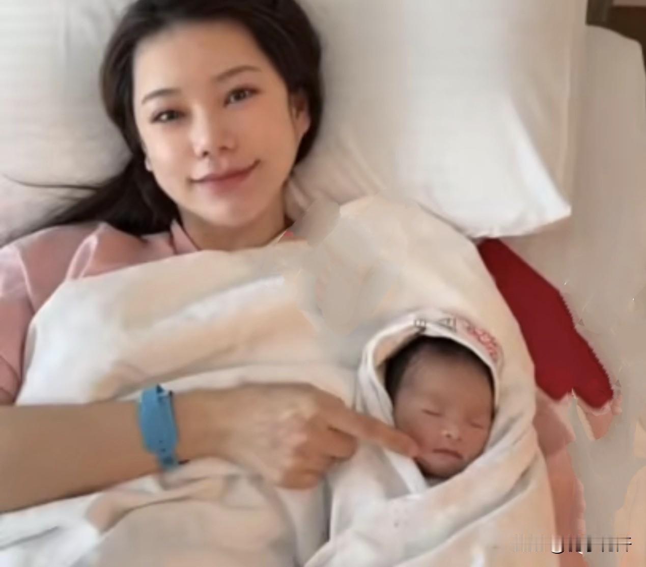 汪小菲再添继承人，张兰和汪泽瀚高兴得合不拢嘴。

近日，马晓梅喜添贵子，脸上虽有