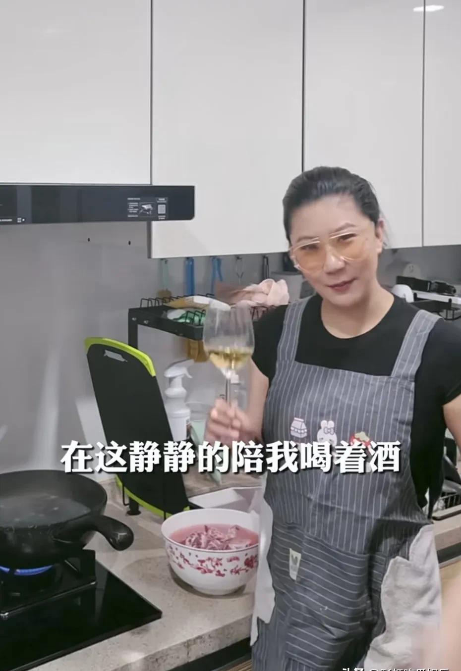 她41岁。20岁跟了70岁的谢贤，一跟12年。
现在回河南住普通小区，身材发福，