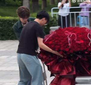 当何浩楠给鹭卓递上玫瑰超燃青春的合唱 十个勤天的情谊从不会让人失望，何浩楠把浪漫