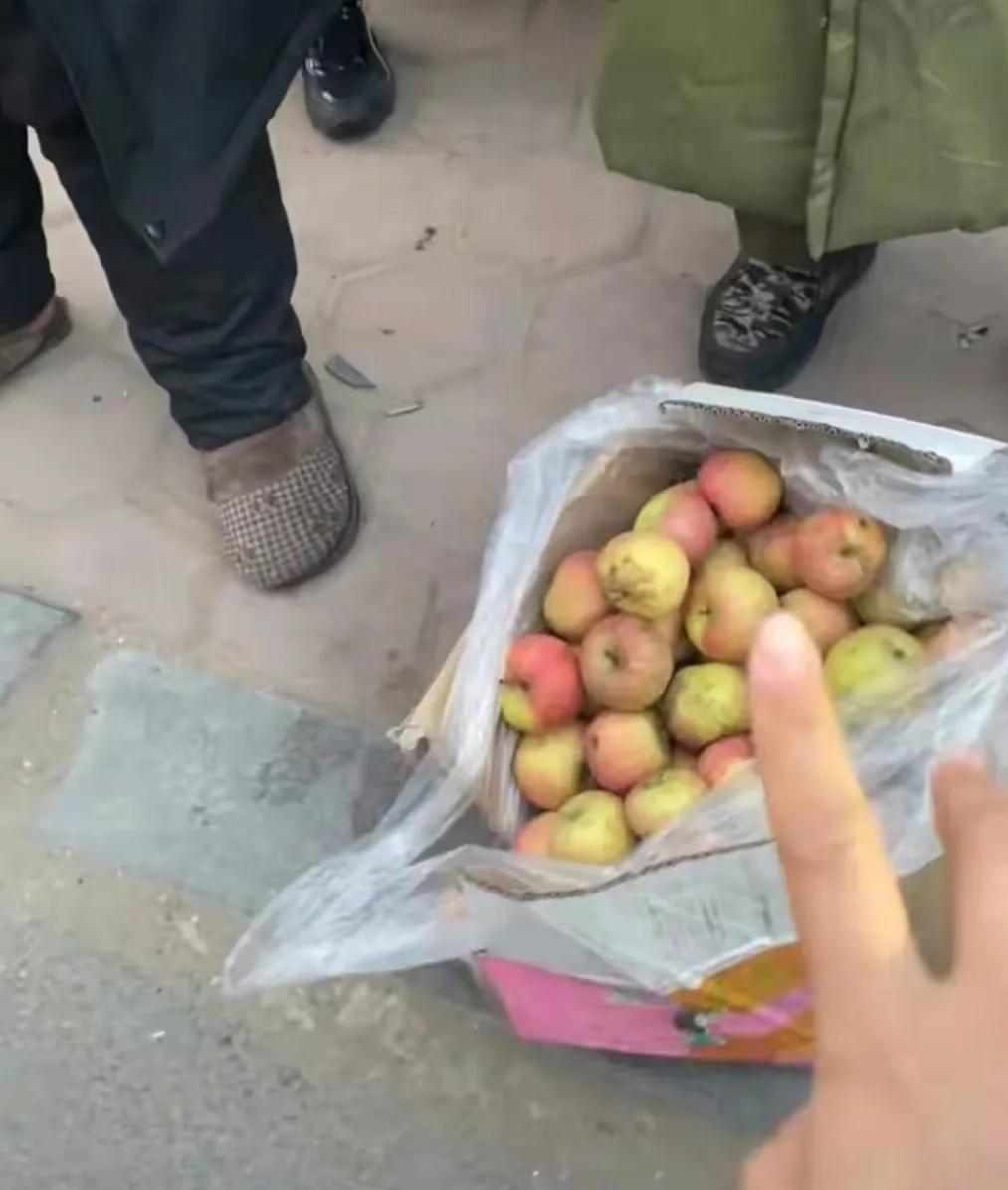 “压坏4个苹果赔100块，其他苹果受了惊吓，有了心理阴影。”

1月18日，辽宁