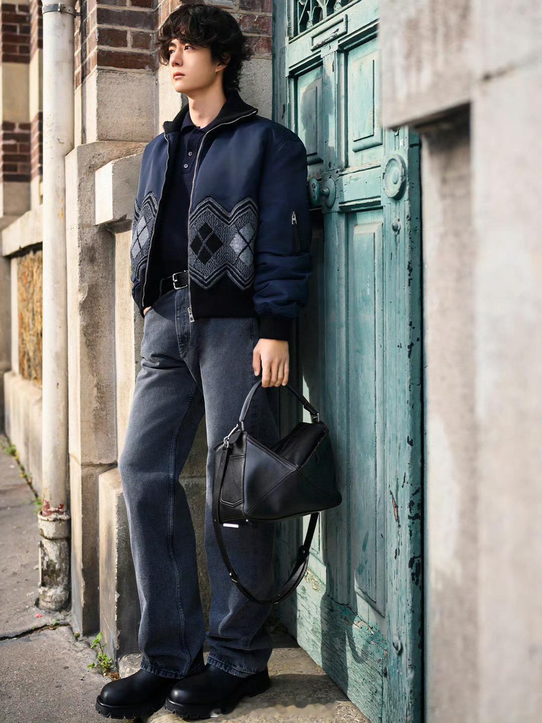 王一博 品牌大片动向 这两天一连释出来自 LOEWE 与 UGG 的品牌大片  