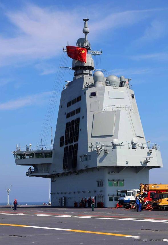 福建舰的舰岛高清特写！ 在5月8日，中国第三艘航母“福建舰”圆满完成为期8天的首