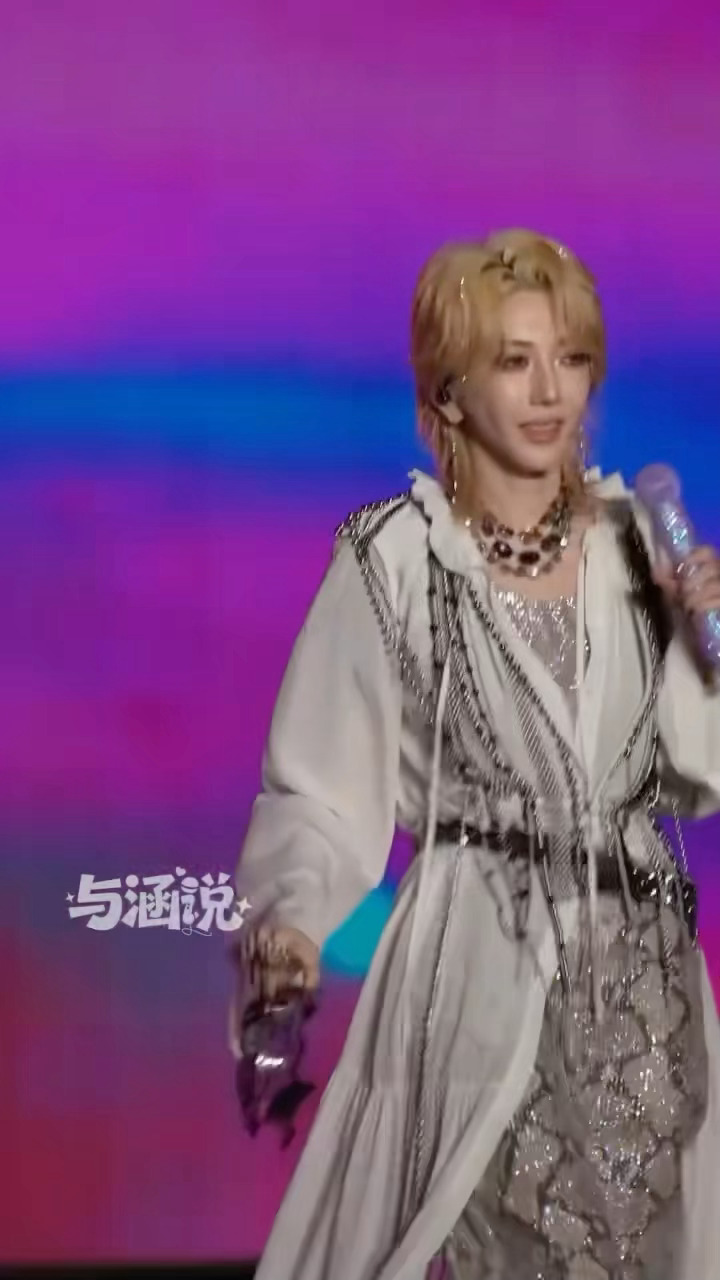 刘忻抛眼罩送观众刘忻定制眼罩内娱独一份 5.4上虞音乐节封神之夜！刘忻不仅带来了