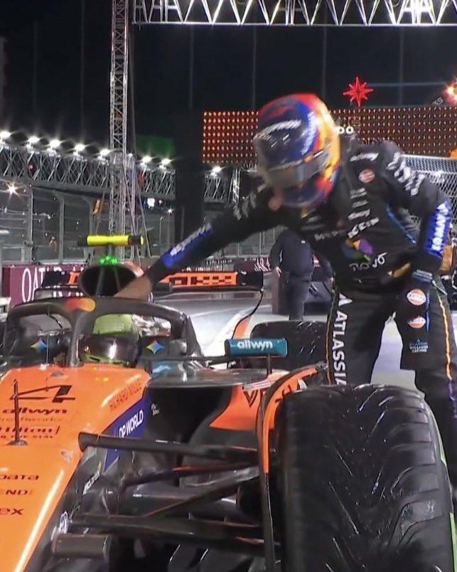 塞恩斯下车后特地去拍了拍诺里斯的头盔~carlando~