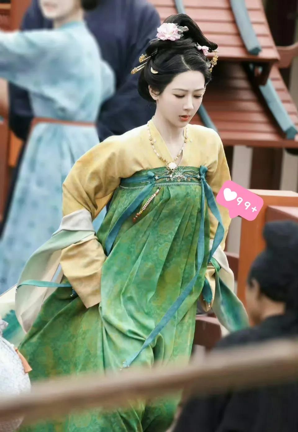 哇喔！杨紫的《国色芳华》今日杀青了，接下来是不是要进《生命树》剧组了？

好想快