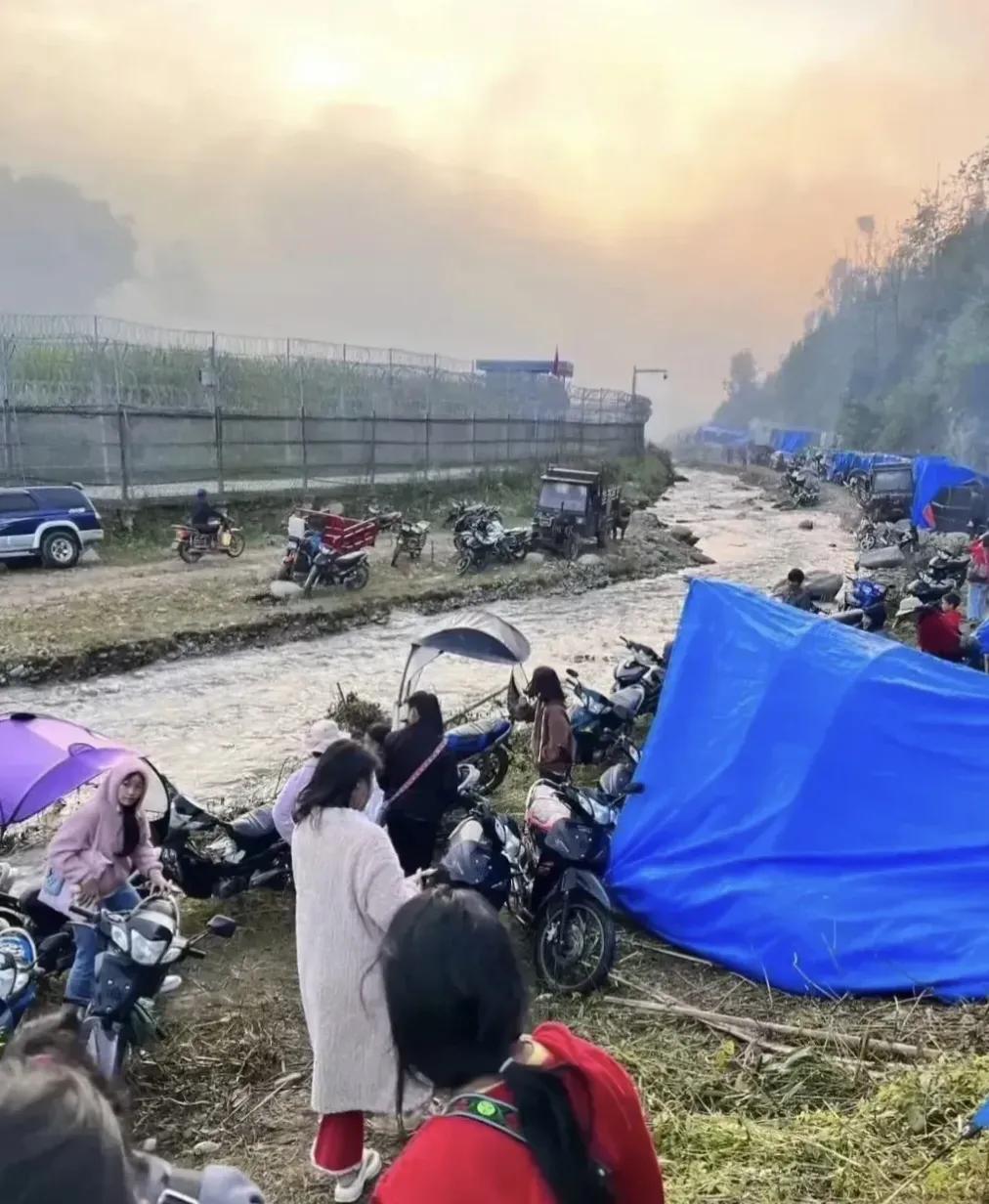 缅甸人民真是聪明绝顶，他们居然选择在紧邻中国边境线的地方搭起帐篷作为避难所。这个
