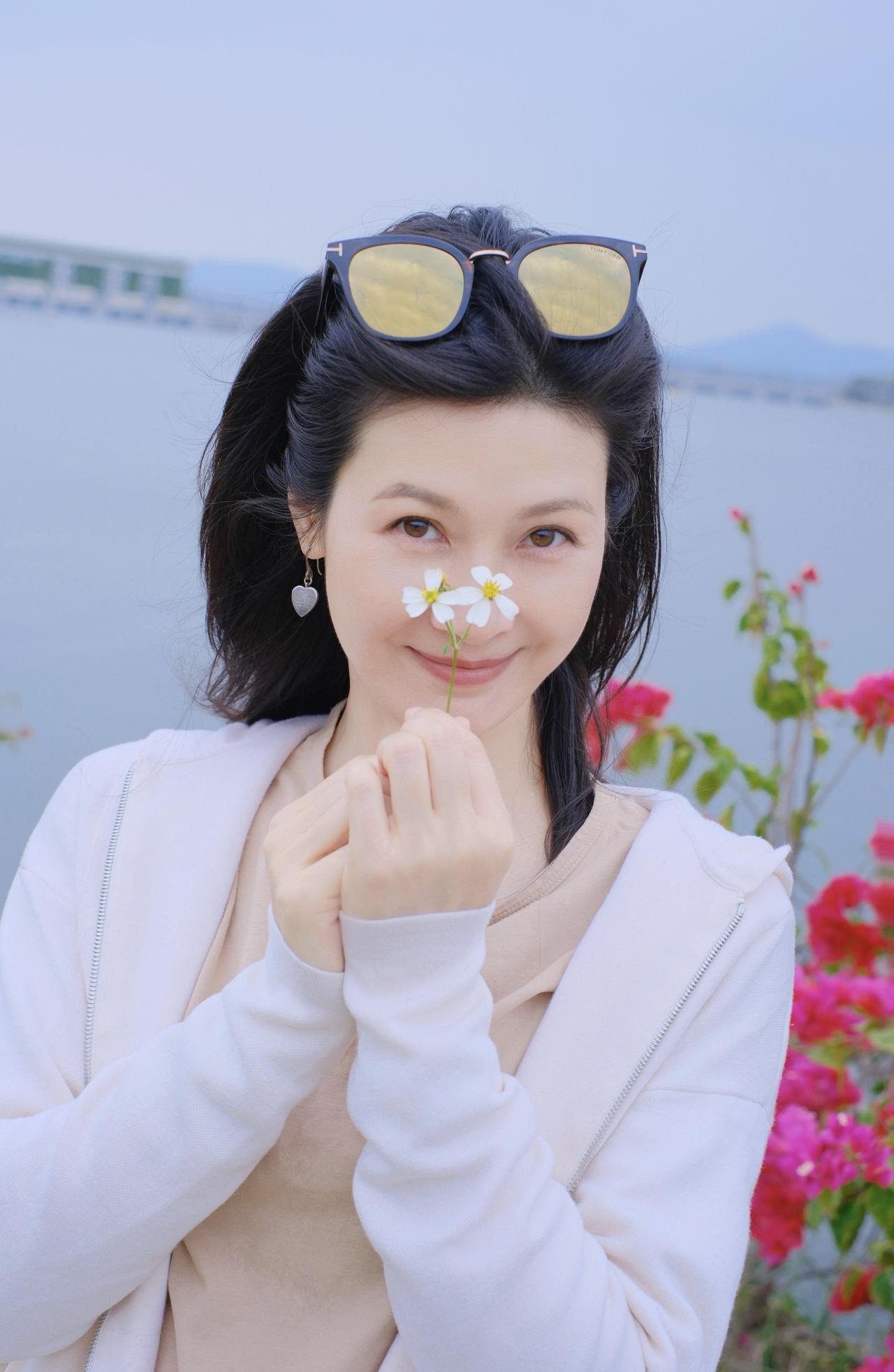 童蕾的迷人，是清水出芙蓉的清丽+越剧科班的身段气质+温柔又坚韧的角色魅力，尤其《