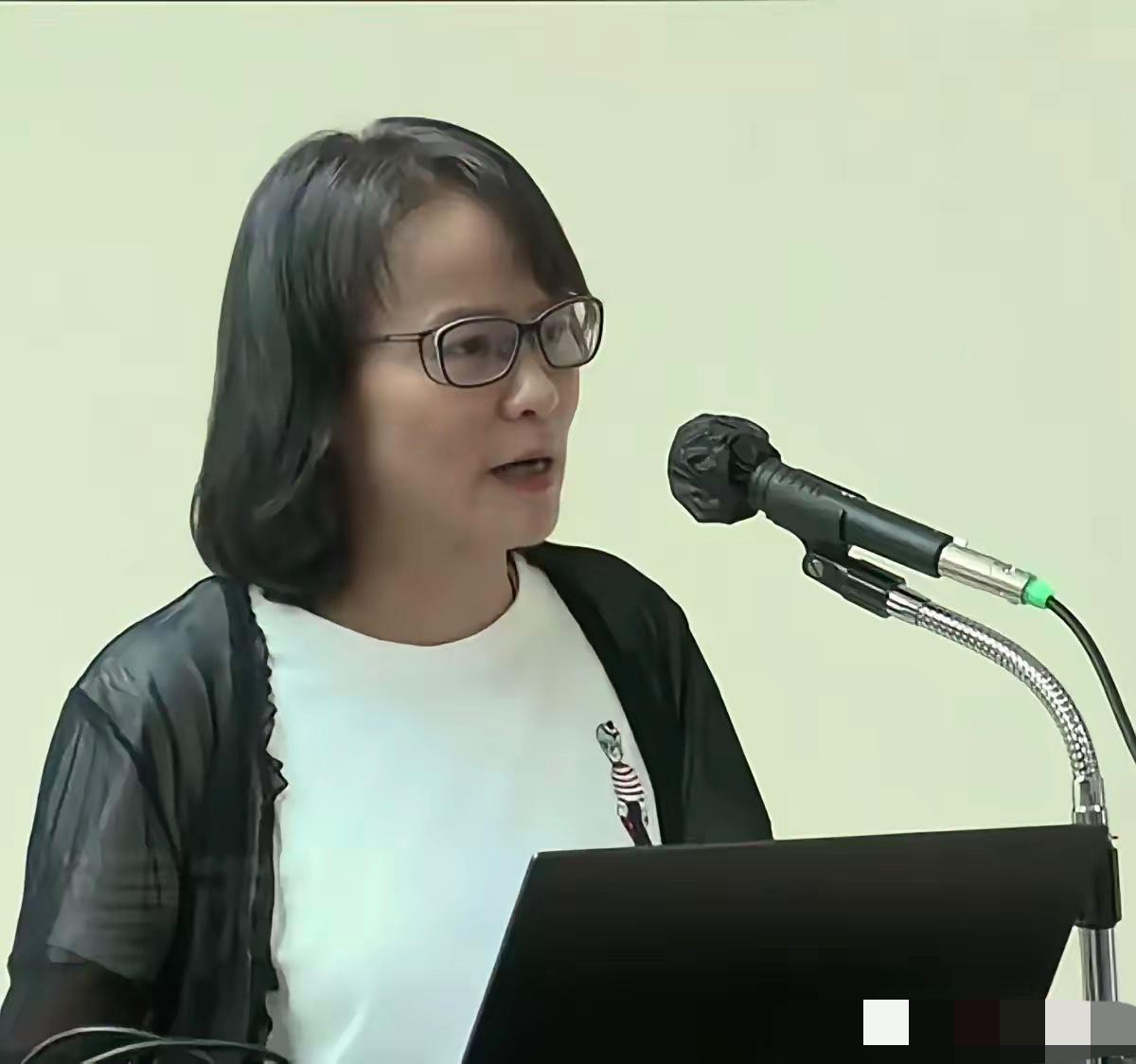 台湾爱国女教师区桂芝严厉抨击郑丽文：你一边说和平，一边购买军火，这可能和平吗？你
