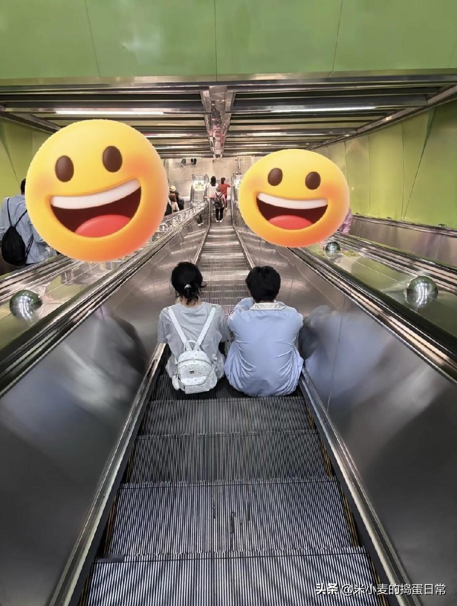 要不要帮他们叫救护车!

这俩人把扶手梯当“懒人沙发”坐，是社牛还是没规矩？
 