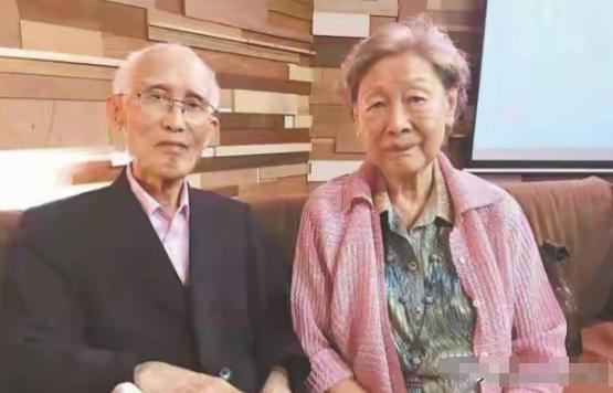 余光中17岁时爱上了14岁的表妹，虽因无法生育坚持娶她，婚后他们竟然在七年内育有