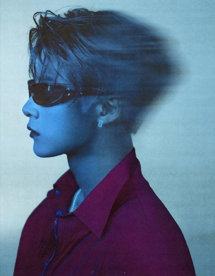 檀健次跨年晚会造型🈶~ 好用心的艺人啊，每一张照片都像是艺术大片