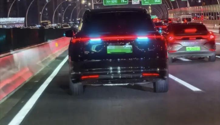 智驾小蓝灯亮起时，是对周围车辆的善意提醒，还是晃眼的光污染？有人说它礼貌又科技感