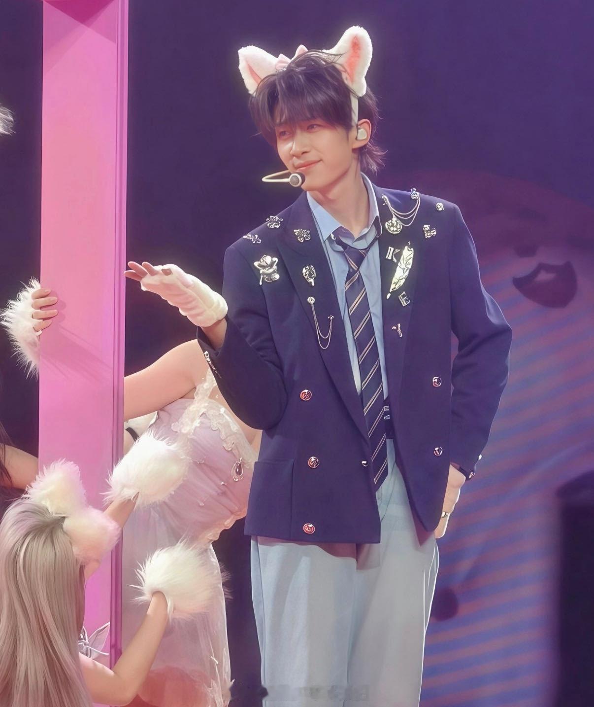 卓沅演唱会跟观众上演宠物情人卓沅变成猫也很守男德 谁懂卓沅小猫造型的杀伤力！跟着