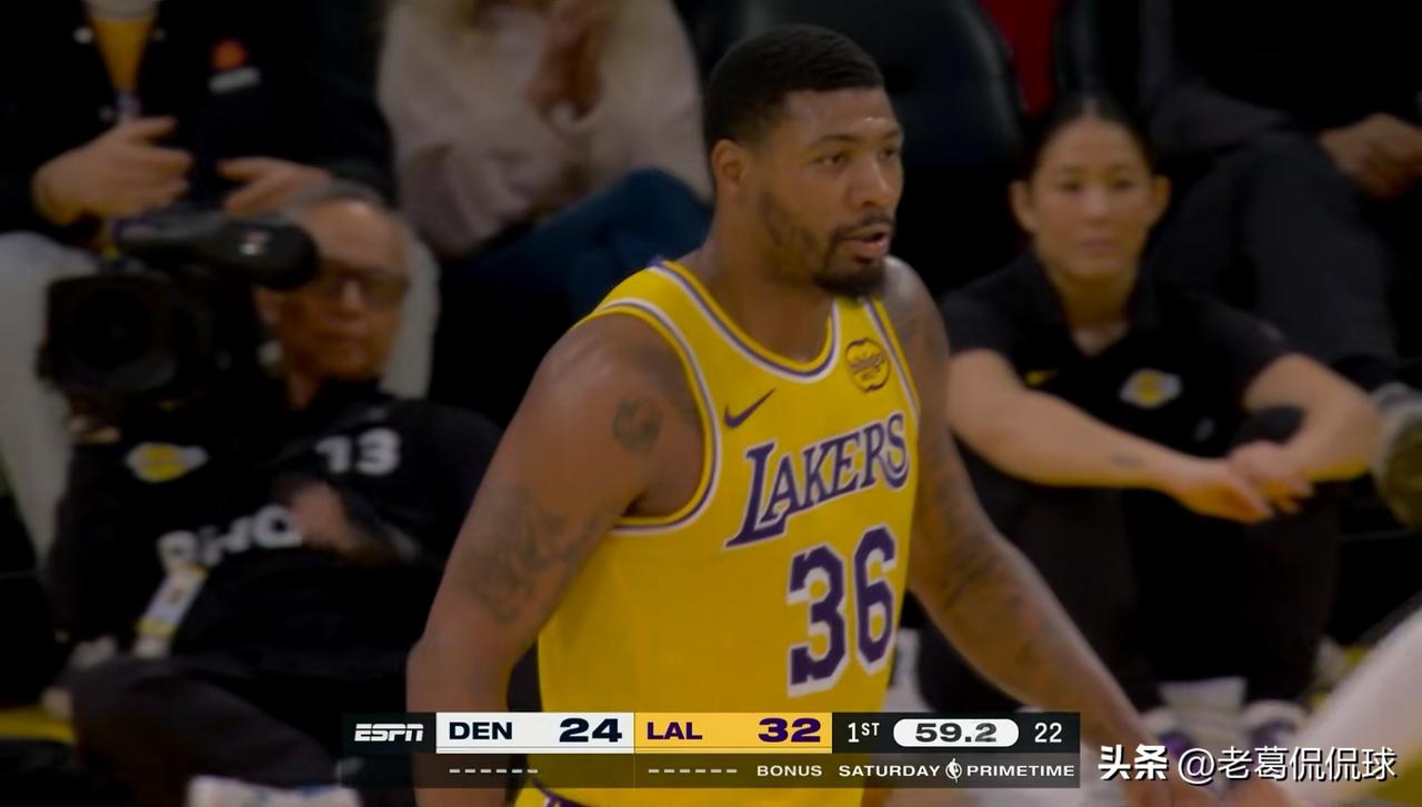湖人大将斯玛特真是太让人惊喜了！在今天进行的湖人和掘金的焦点战中，目前双方的上半