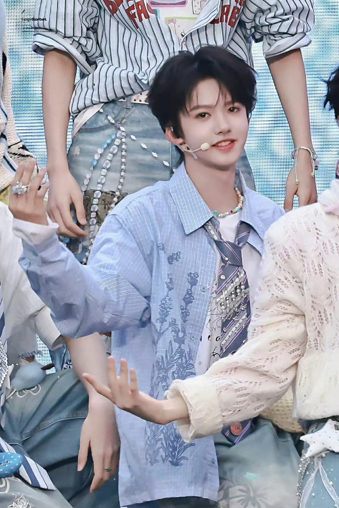 张奕然露额头了男团风 拿捏的也太得当了。 