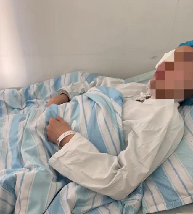 离大谱！浙江瑞安一名42岁小学英语老师，课间发现两名六年级学生在教室打架，上前劝
