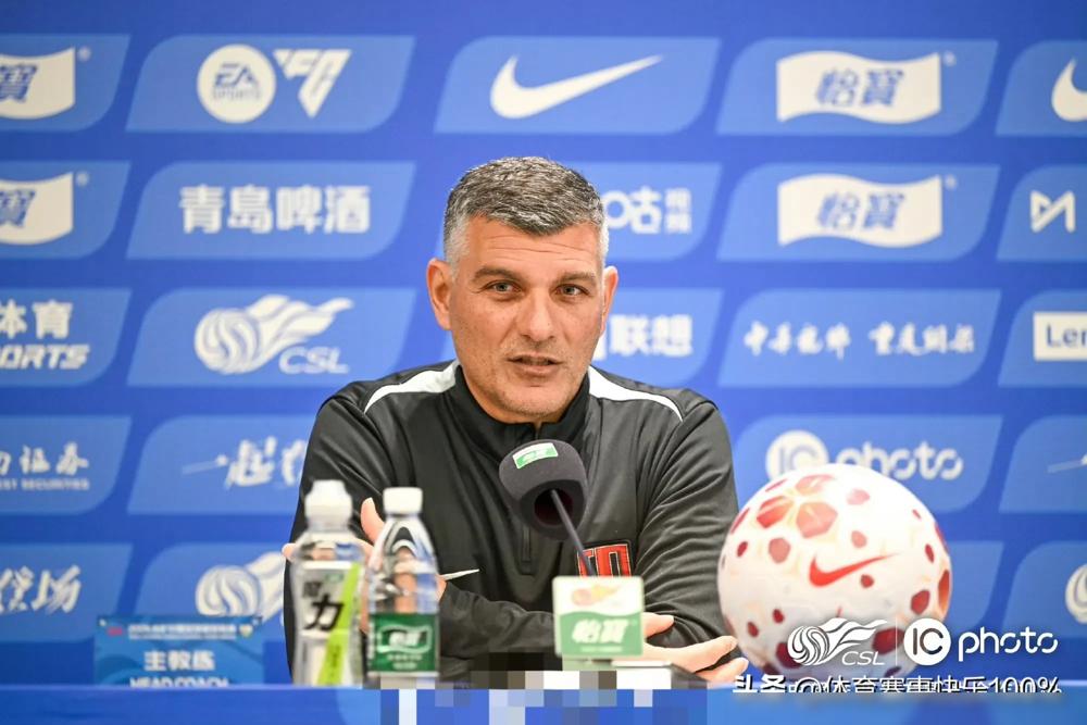 川渝德比要开打，成都蓉城传费利佩手指受伤可能缺阵。有人说这是教练组放烟雾弹。
 