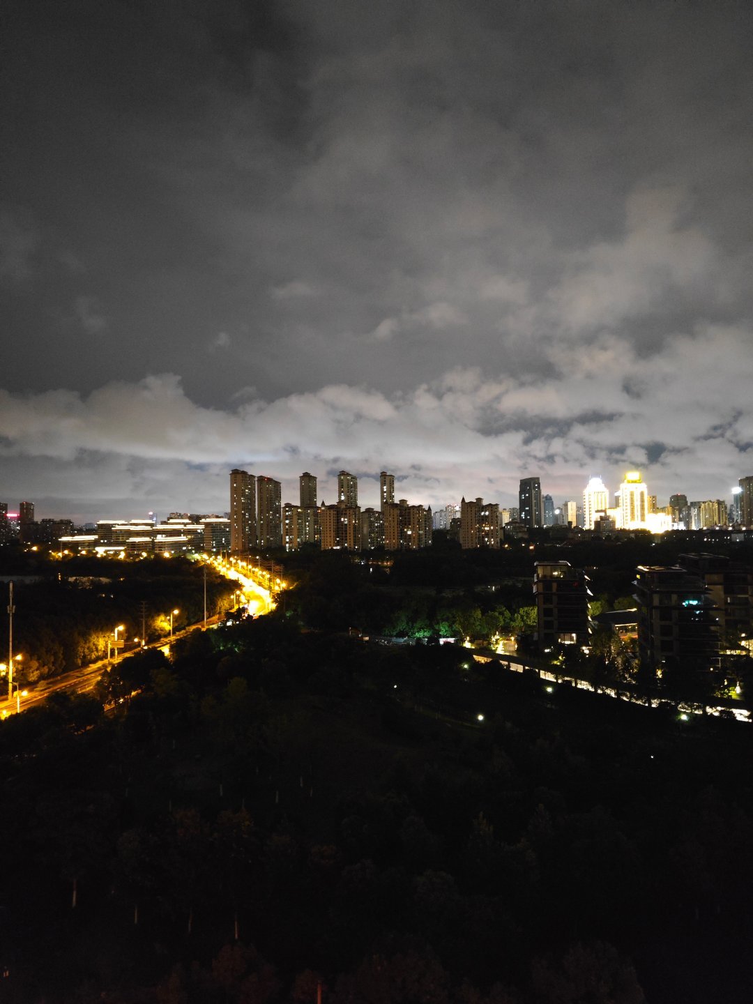 雨季，最近想了很多。也将自己从淤泥里慢慢拉出来了。这么多年，所有的委屈只有自己知
