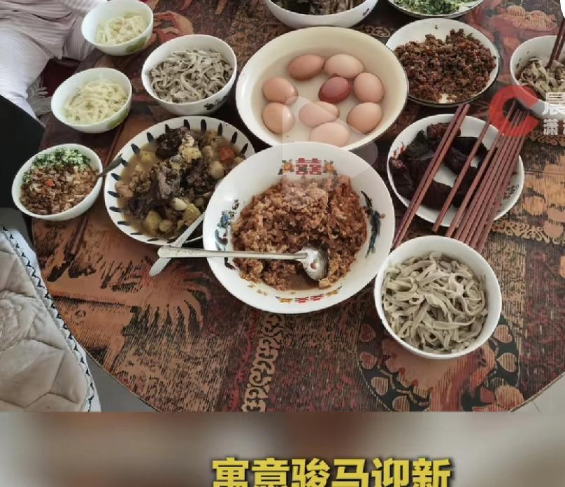 内蒙古一网友晒出了40年前父母结婚购买的一张带马图案的圆桌。40年的老演员，见证