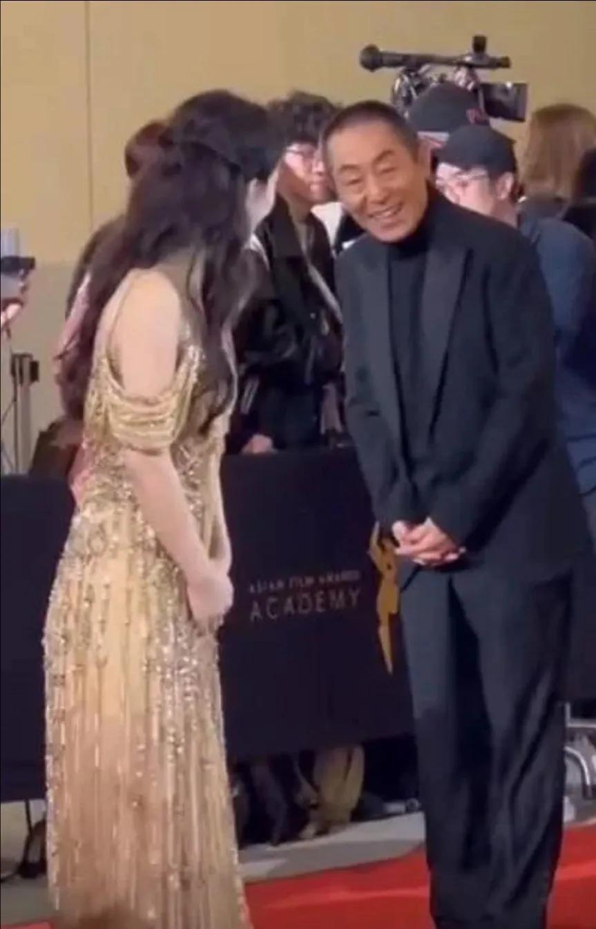 张艺谋和赵丽颖同框参加活动，两个人都毕恭毕敬的好可爱，赵丽颖真的好美，生图随便一