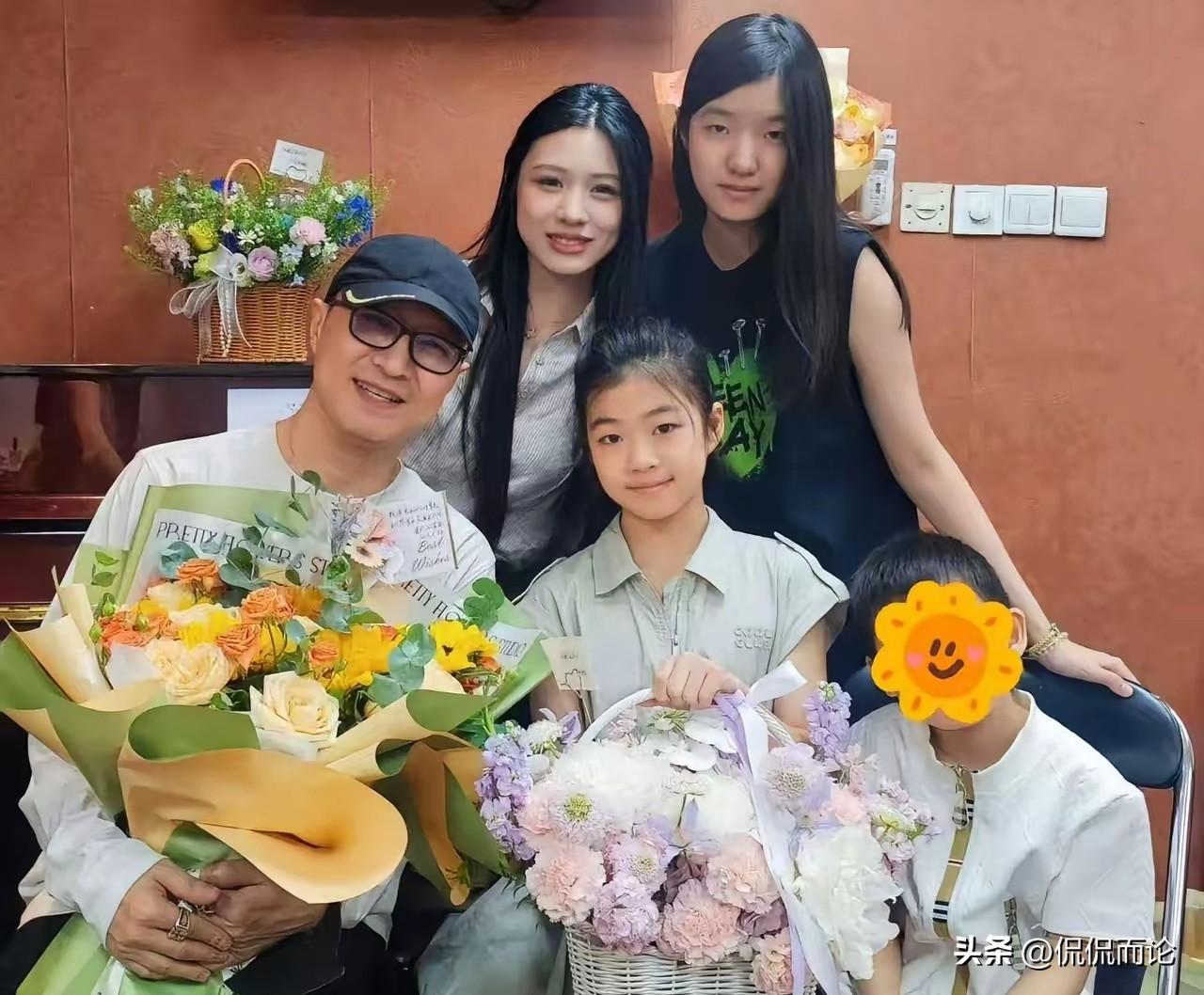 汪峰深夜发文祝贺女儿醒醒的钢琴演出，以及和四个孩子的温馨画面，喜爱之情溢于言表，