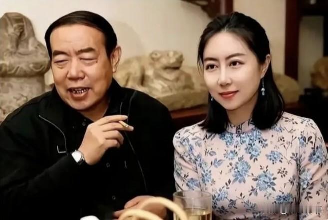 贾浅浅终于栽了。她的十六篇论文竟然有十五篇有“学术不端”问题。作为知名作家贾平凹