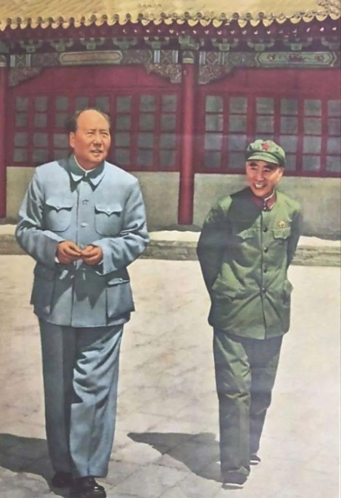 两人既是领袖与将领的上下级，也是革命历程里亦师亦友的战友，关系随时代变迁几经起伏