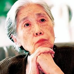 2006年，王光美因病去世，临终前，她突然向女儿刘亭抱拳作揖，虚弱地说：“女儿，