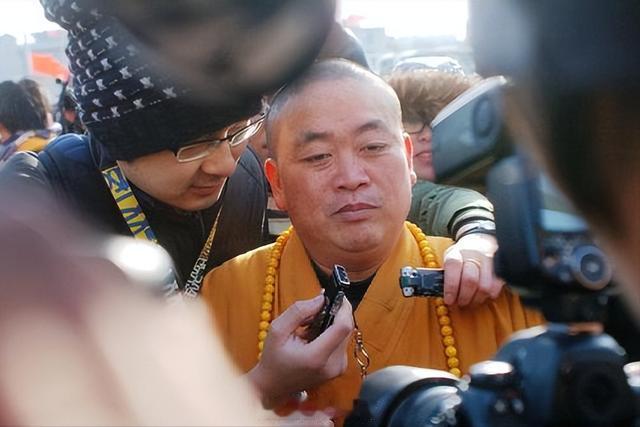 警方辟谣释永信携带34人潜逃虽然网传通报是假的，但平安登封回应的最后一句话“目前