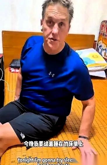 笑不活了家人们。
欧洲人给咱的凉席起了个巨洋气的名字，叫“东方降温床单”，一张卖