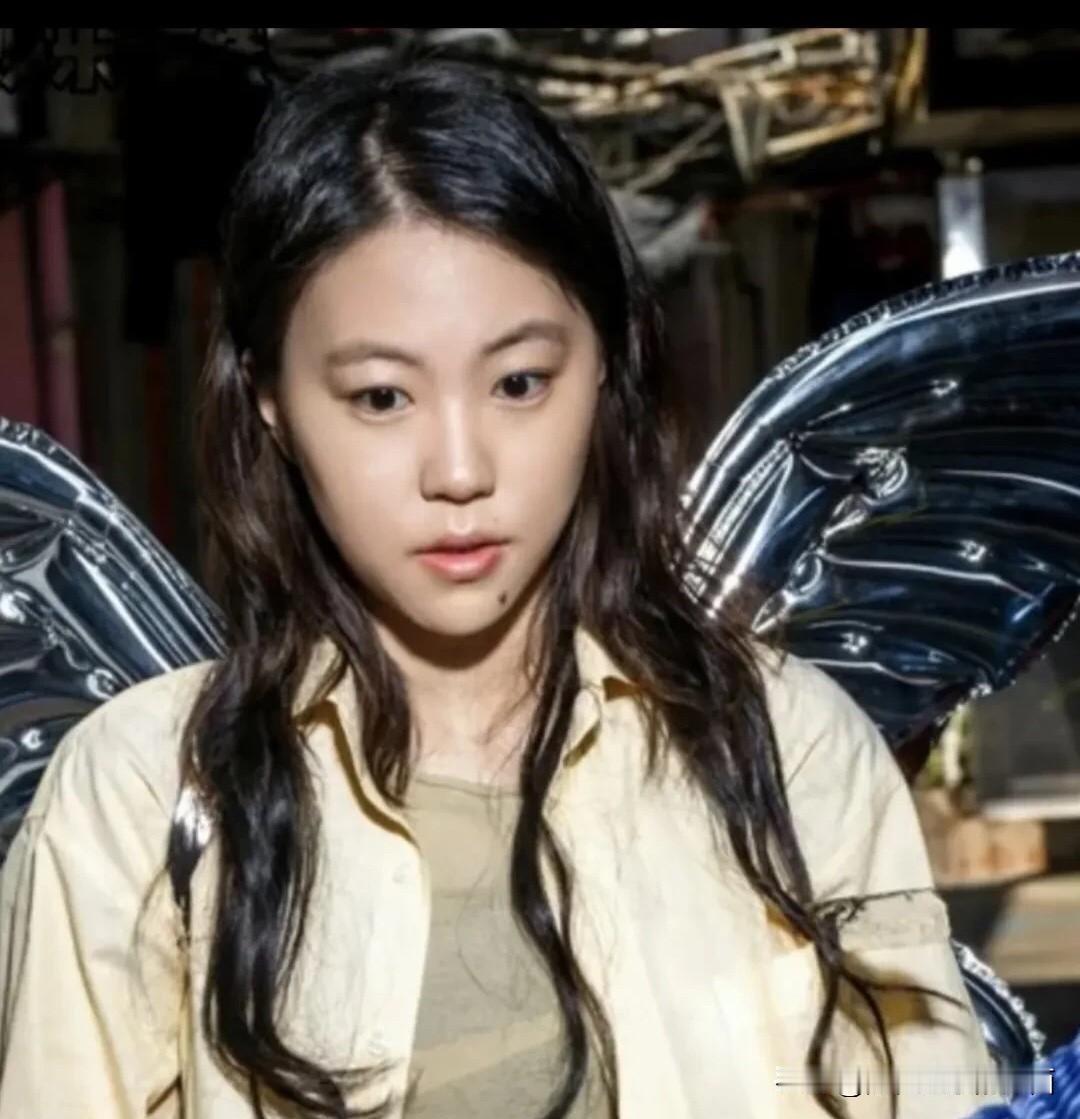 窦靖童现在越来越美了，这个长发的造型是我见过她最好看的一个了，颜值已经超越了王菲
