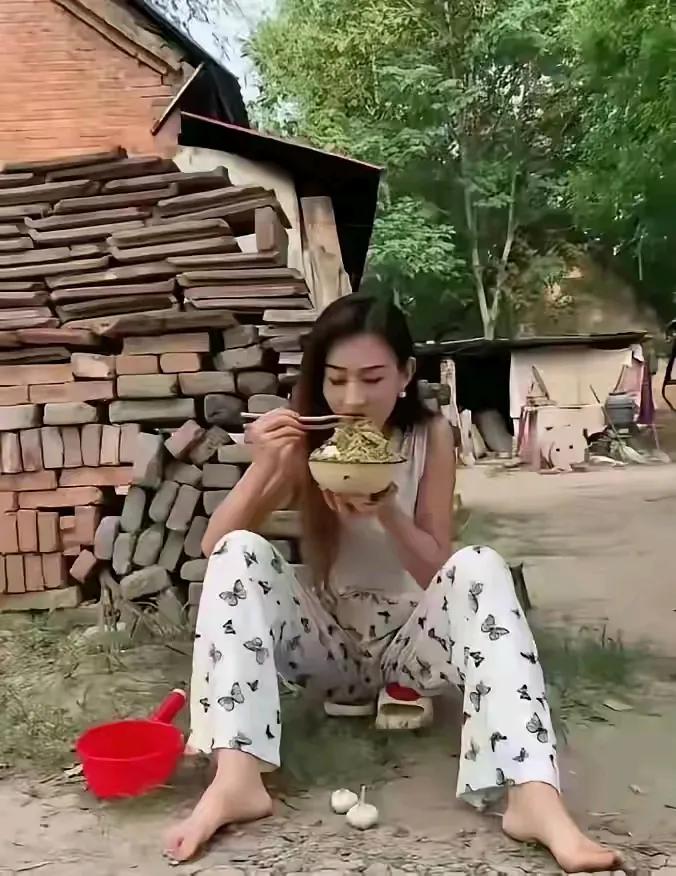 坐在这里吃饭，真的是委屈你了！